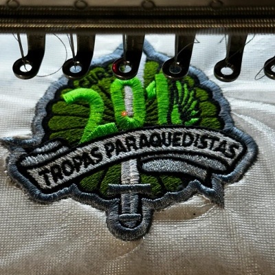 Bordado de emblema '2018 TROPAS PARAQUEDISTAS' em máquina de costura