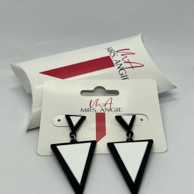 Brincos triangulares preto e branco da marca MRS. ANGIE em cartão e embalagem branca