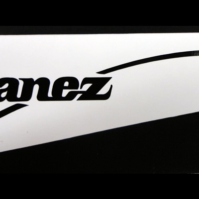 Logótipo Ibanez preto em fundo branco e preto.