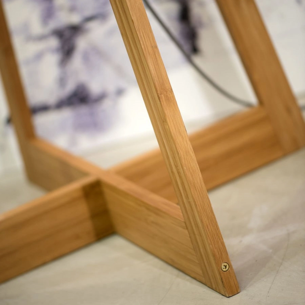 Candeeiro de Pé em Bambu e Linho Everest Pé de mobiliário em madeira clara com parafuso dourado sobre chão claro