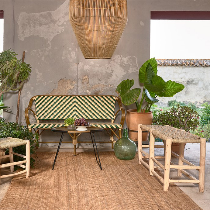 Banco Belgiu, madeira de eucalipto, 136x50 Sala com mobiliário de vime e madeira, incluindo banco, cadeira, mesa e candeeiro suspenso