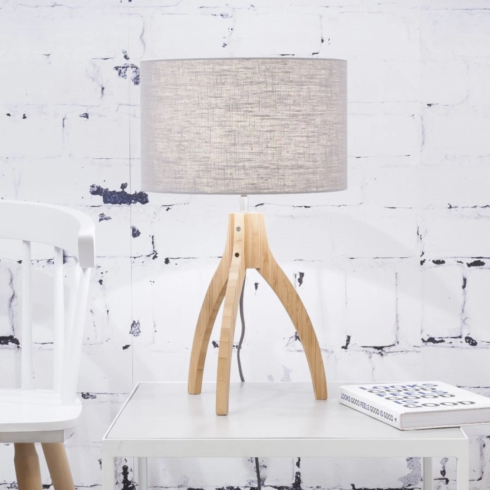 Candeeiro de Mesa em Madeira Bambu e Linho Annapurna Lâmpada de mesa em base de madeira com abajur cinzento numa mesa branca