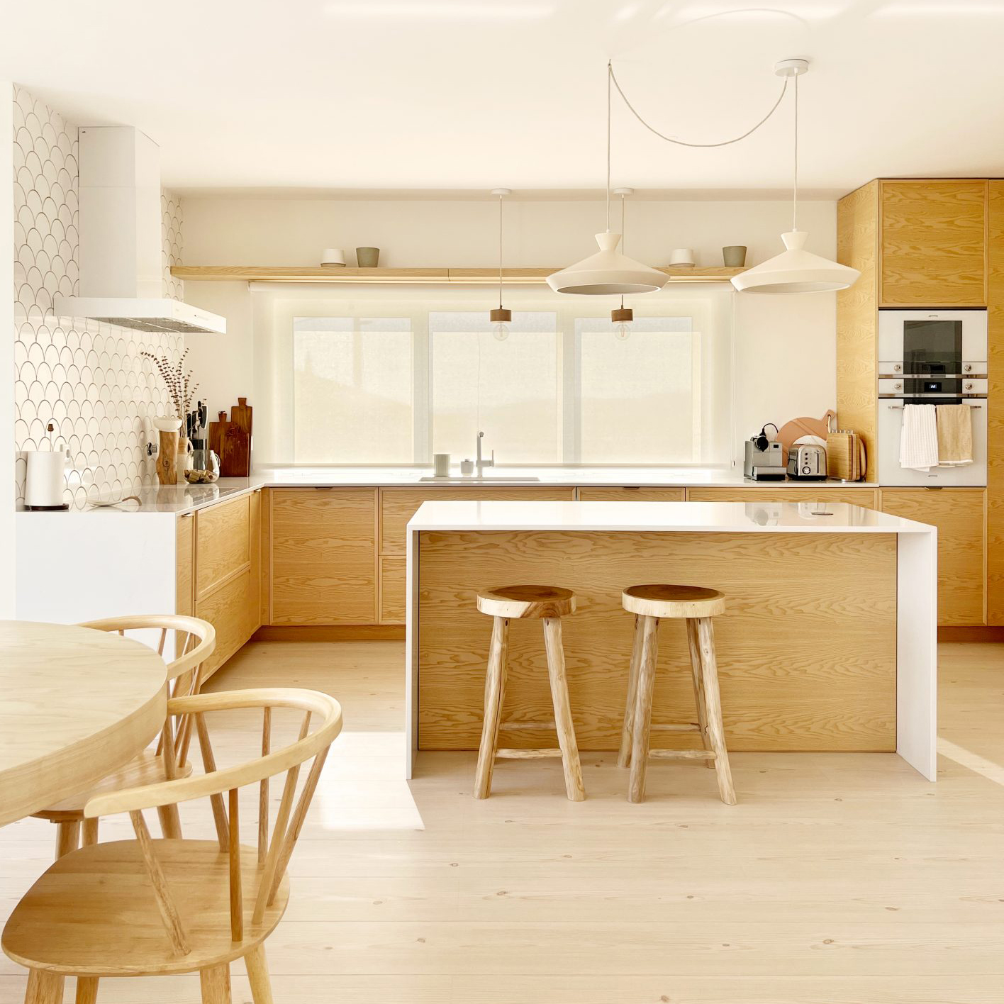 Banco alto Dire, madeira teca, Ø35x72 Cozinha moderna com armário e móveis em madeira clara e branco