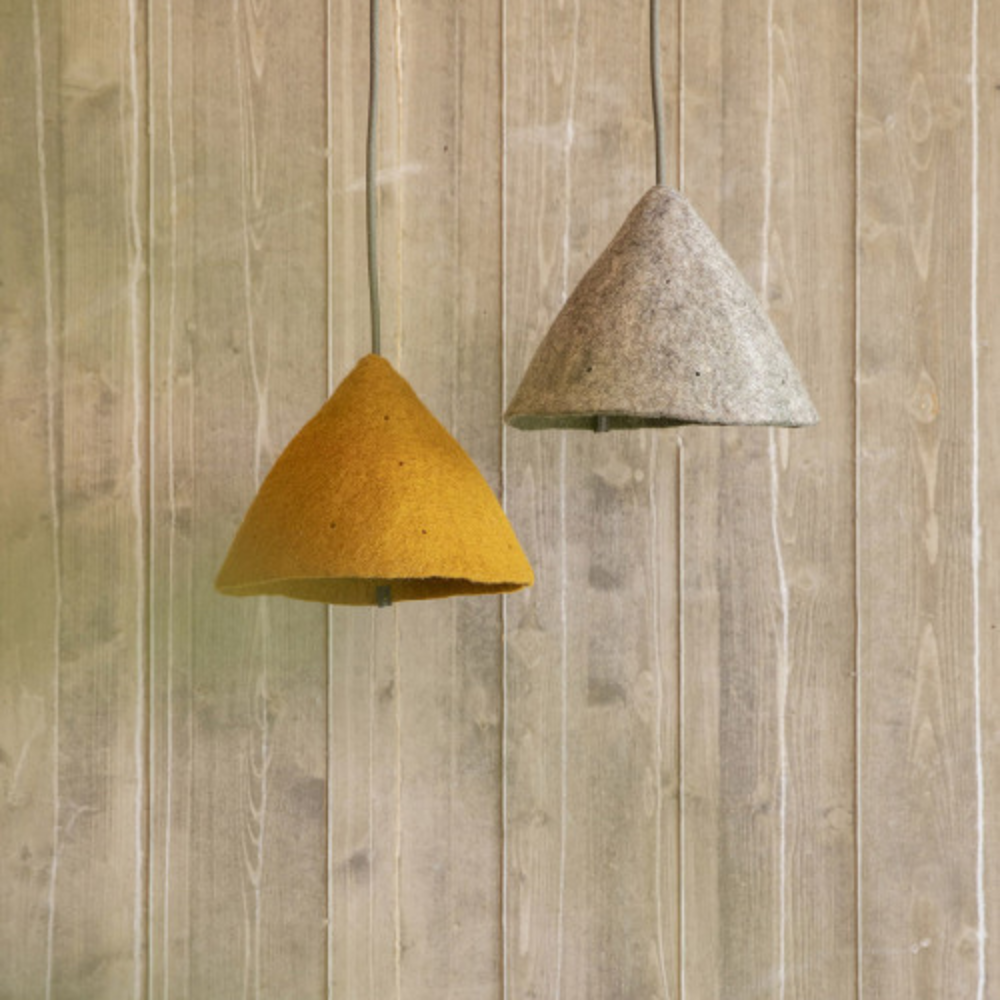 Candeeiro de Teto em Feltro Mármore Natural Tipi Ø22x16 Dois candeeiros de teto cónicos, amarelo mostarda e cinzento claro, em frente a painel de madeira clara