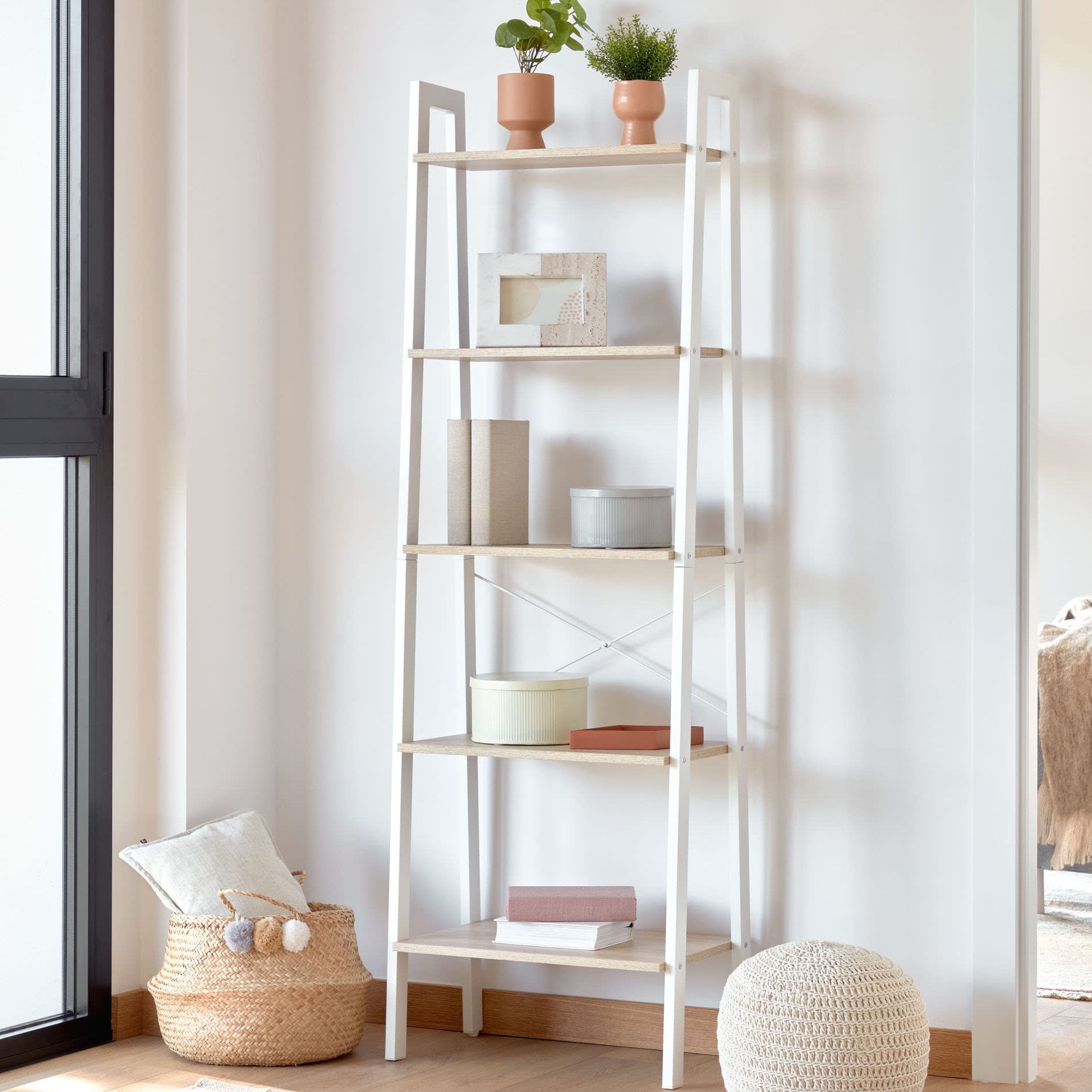 Estante Aris, madeira/metal, 56x172 Estante branca de madeira com prateleiras decoradas e vaso de plantas