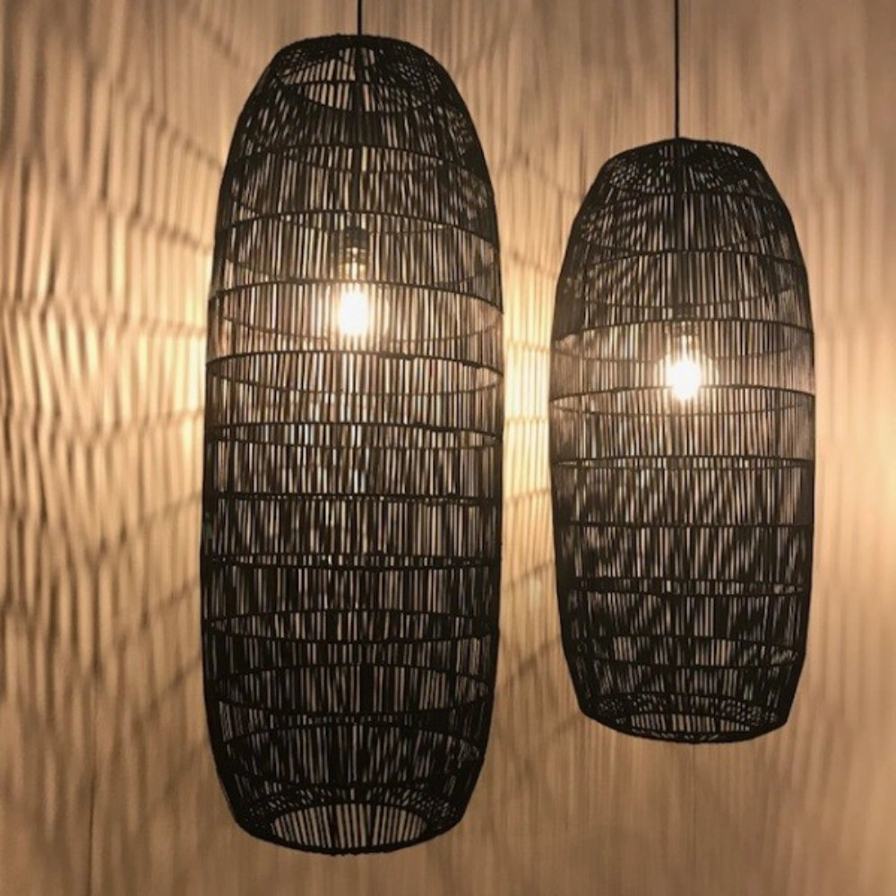 Candeeiro de Teto em Rattan Pickle Large Ø40x106 Dois candeeiros de tecto em rattan preto com lâmpadas visíveis