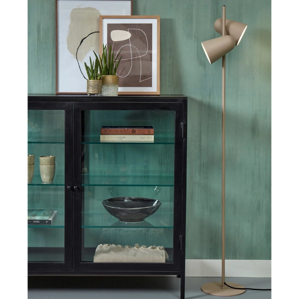 Candeeiro de Pé com Dois Focos Giratórios Salamanca Móvel preto com portas de vidro, vasos de cerâmica, plantas, quadros abstratos e candeeiro de pé bege