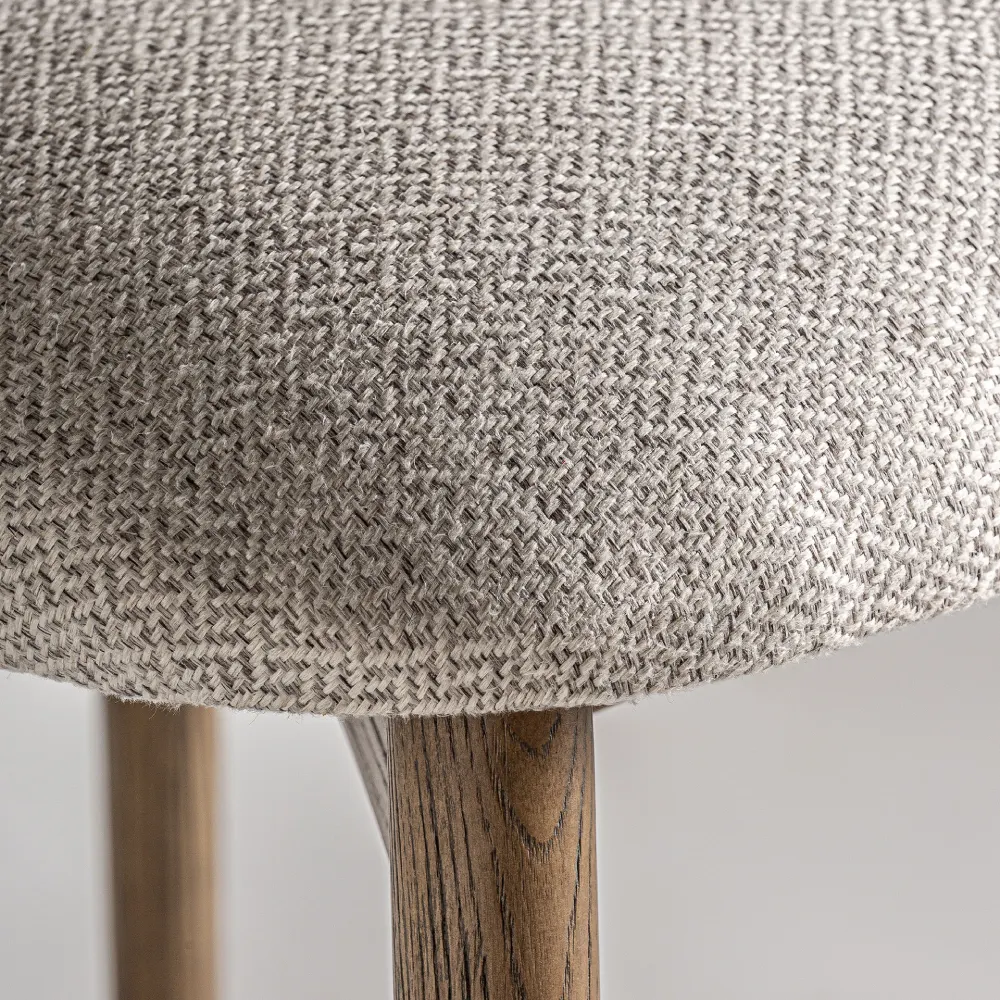 Cadeira alta estofada bege madeira de freixo Laires 68cm Assento de cadeira estofado cinzento com textura entrelaçada e pernas de madeira clara.