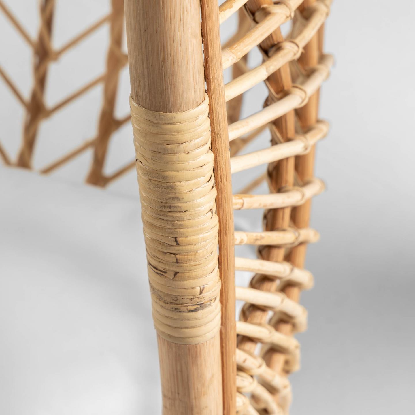 Cadeira suspensa Katerin, rattan natural Detalhe de cadeira de rattan com estrutura de madeira entrelaçada
