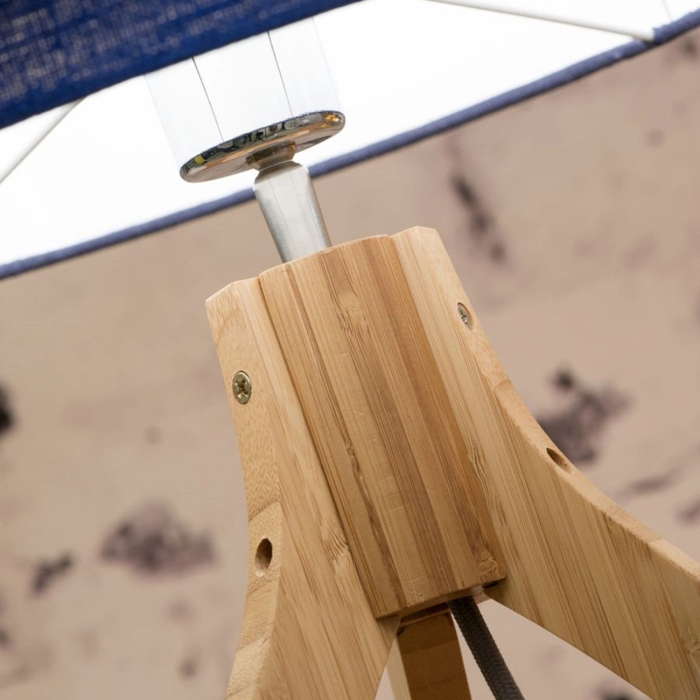 Candeeiro de Mesa em Madeira Bambu e Linho Annapurna Base de tripé de madeira clara com parafuso metálico e estrutura azul escura