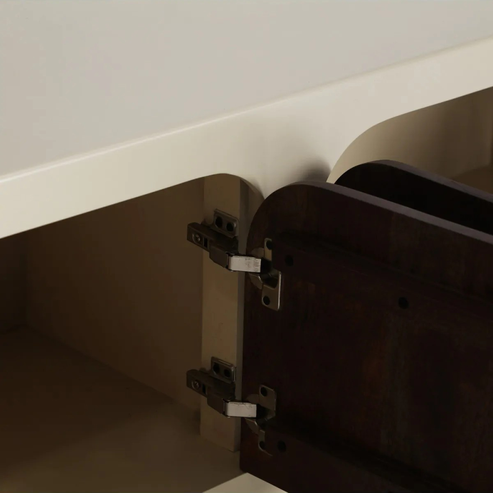 Móvel TV em madeira de acácia off-white Glaris 180x50 Interior de armário branco com porta de madeira escura e dobradiças metálicas