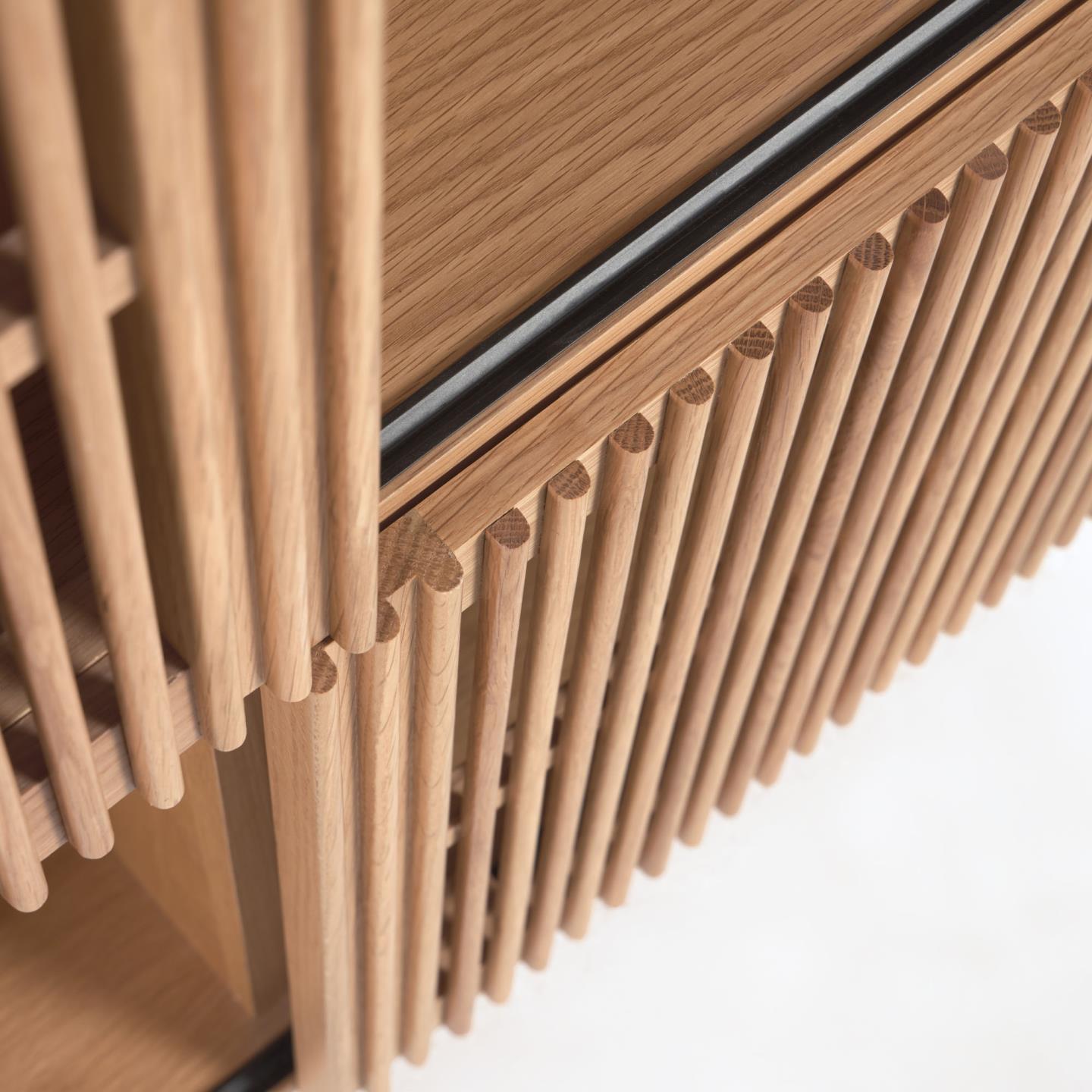 Estante Billa, madeira carvalho, 85x170 Móvel em madeira clara com frisos verticais arredondados e detalhes em metal preto