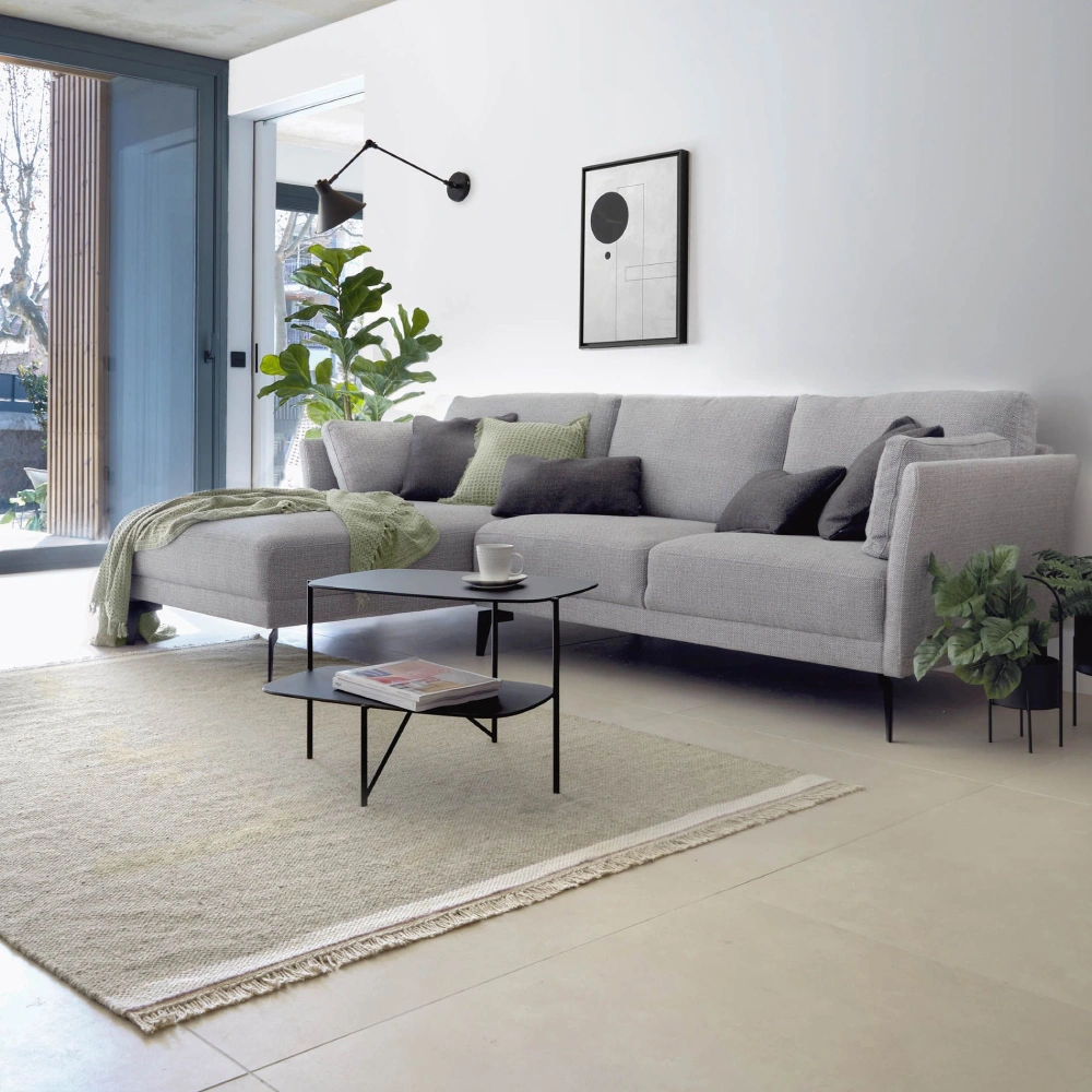 Aplique de Parede Articulado Metal Danone Sala com sofá cinzento claro, mesa de centro preta e planta verde