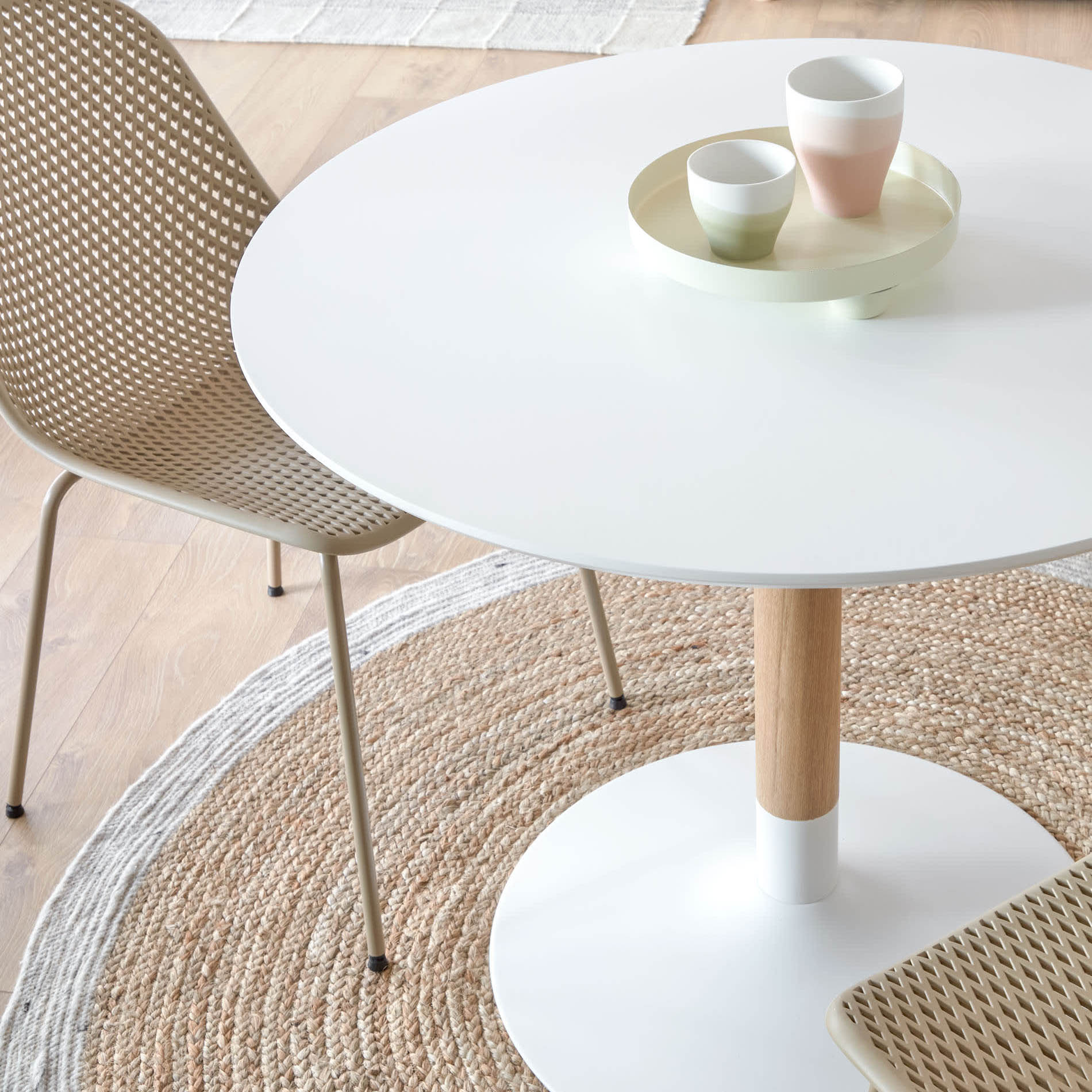 Mesa de jantar Brick, madeira de freixo/lacado, Ø110x75 Mesa redonda branca com base de madeira e metal e cadeiras bege em tapete redondo