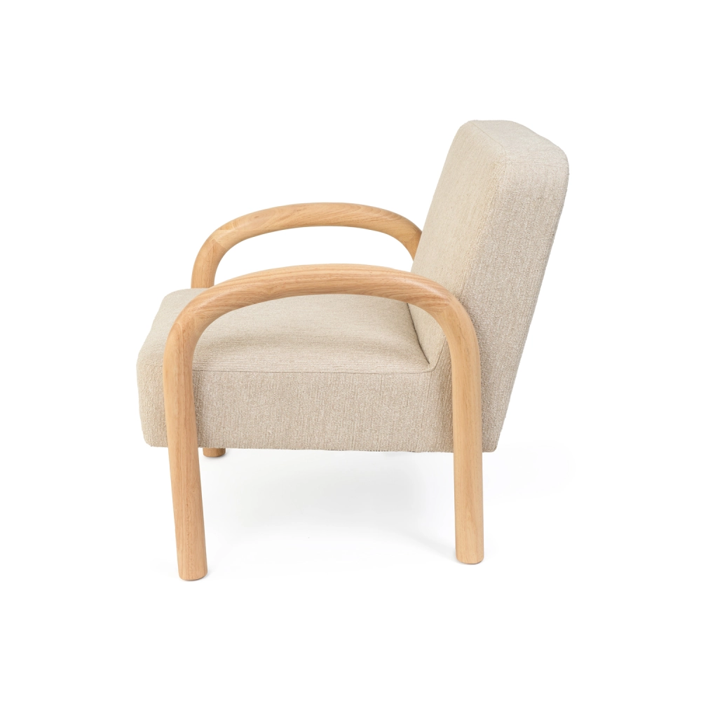 Cadeirão com braços madeira estofado Dorothy Cadeira estofada bege com estrutura em madeira clara vista de lado
