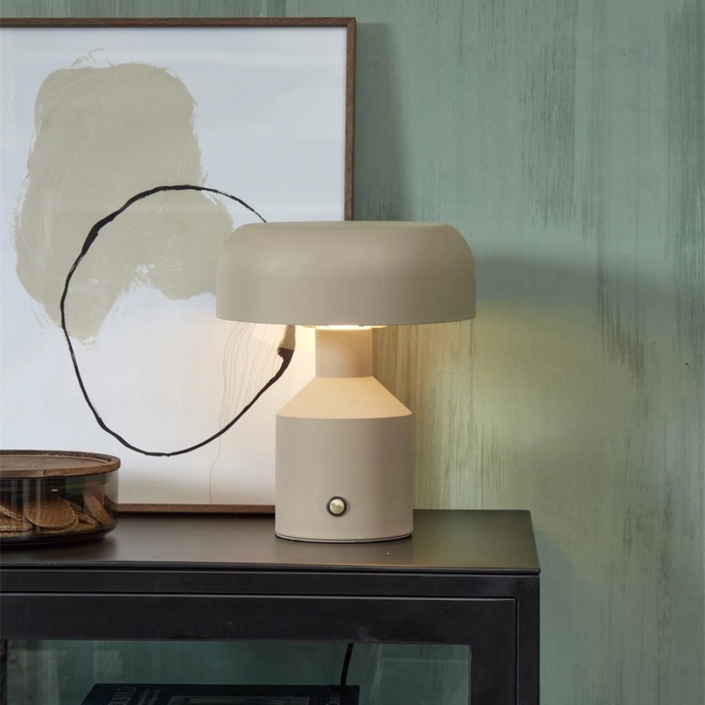 Candeeiro de Mesa em Metal Porto Lâmpada de mesa bege sobre mesa preta com quadro abstrato e parede verde