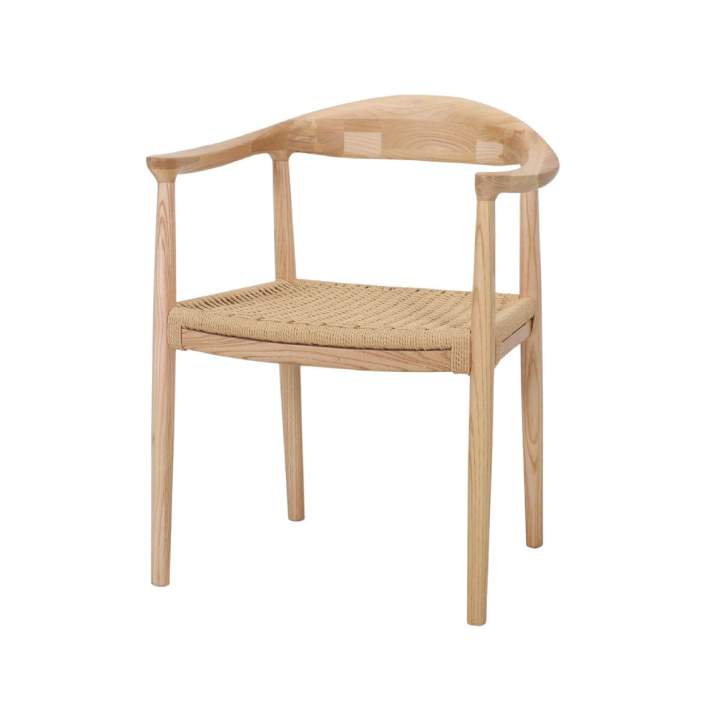 Cadeira com braços em madeira e corda natural Cassia Cadeira de madeira clara com assento trançado em corda natural e encosto curvo