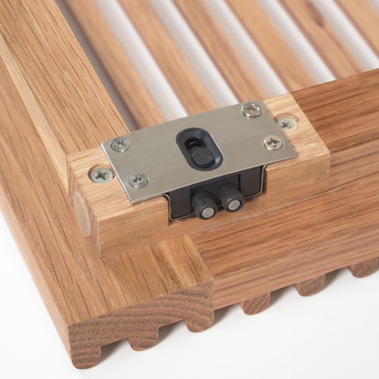 Estante Billa, madeira carvalho, 85x170 Suporte de ripas de madeira com placa metálica e parafusos em fundo branco