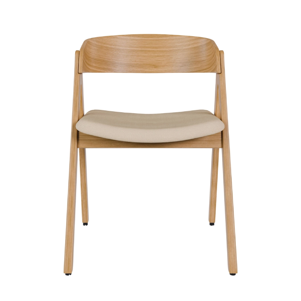 Cadeira estofada com braços em carvalho bege Rina Cadeira de madeira clara com assento almofadado bege em fundo branco