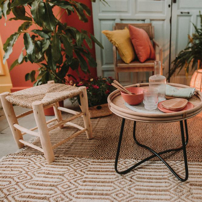 Banco de apoio Kandi, madeira/folha de palmeira Mesa de centro redonda com tampo de rattan e banco de madeira com assento trançado