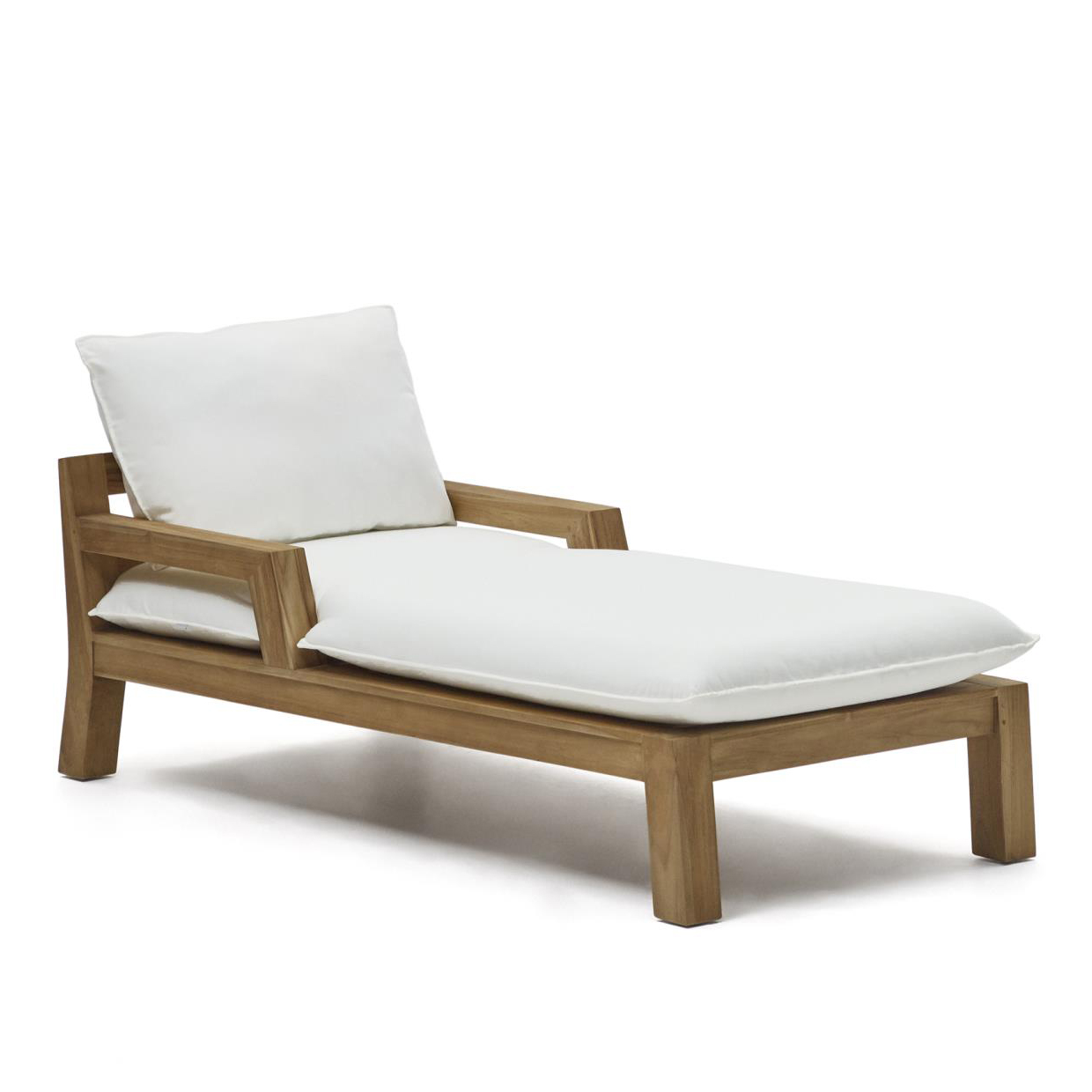 Espreguiçadeira Forcan, exterior, madeira teca Espreguiçadeira em madeira clara com almofadas brancas simples