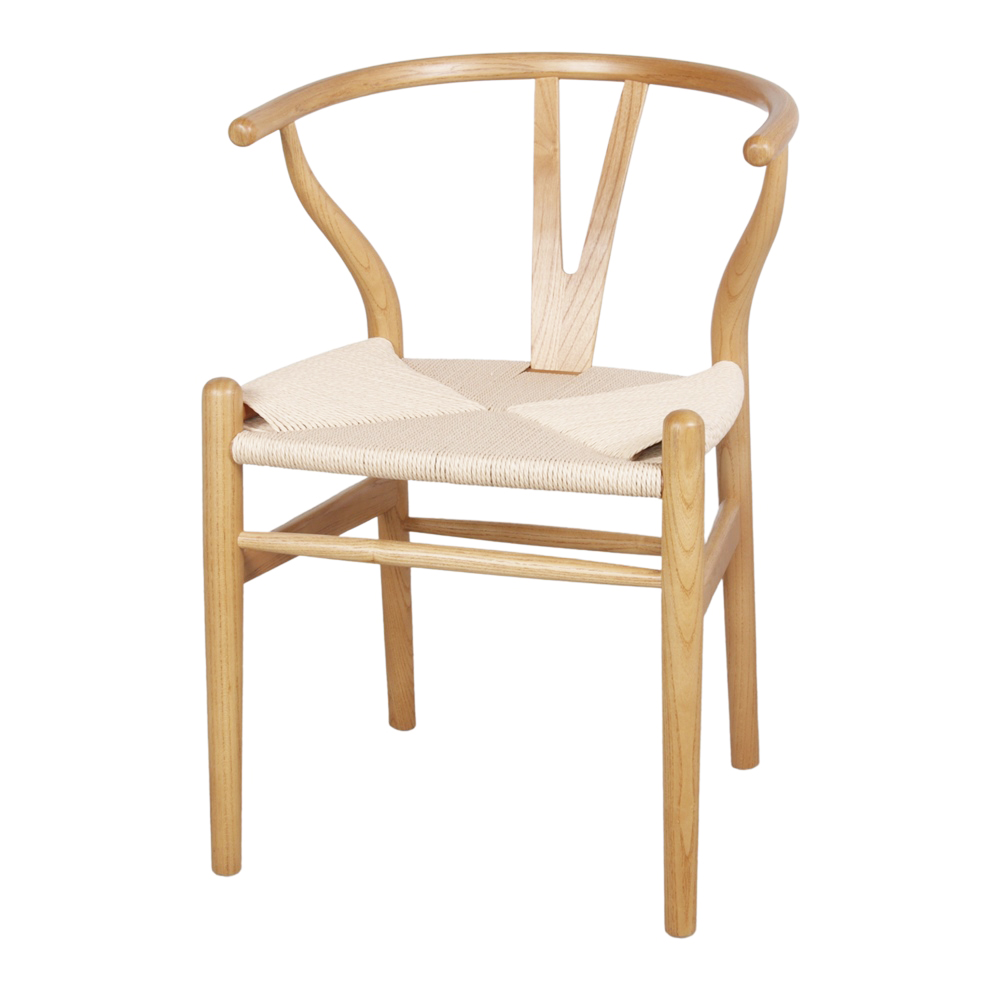 Cadeira Wishbone com braços em madeira olmo e corda natural Cadeira de madeira clara com assento em tecido bege e encosto arredondado em 'Y'