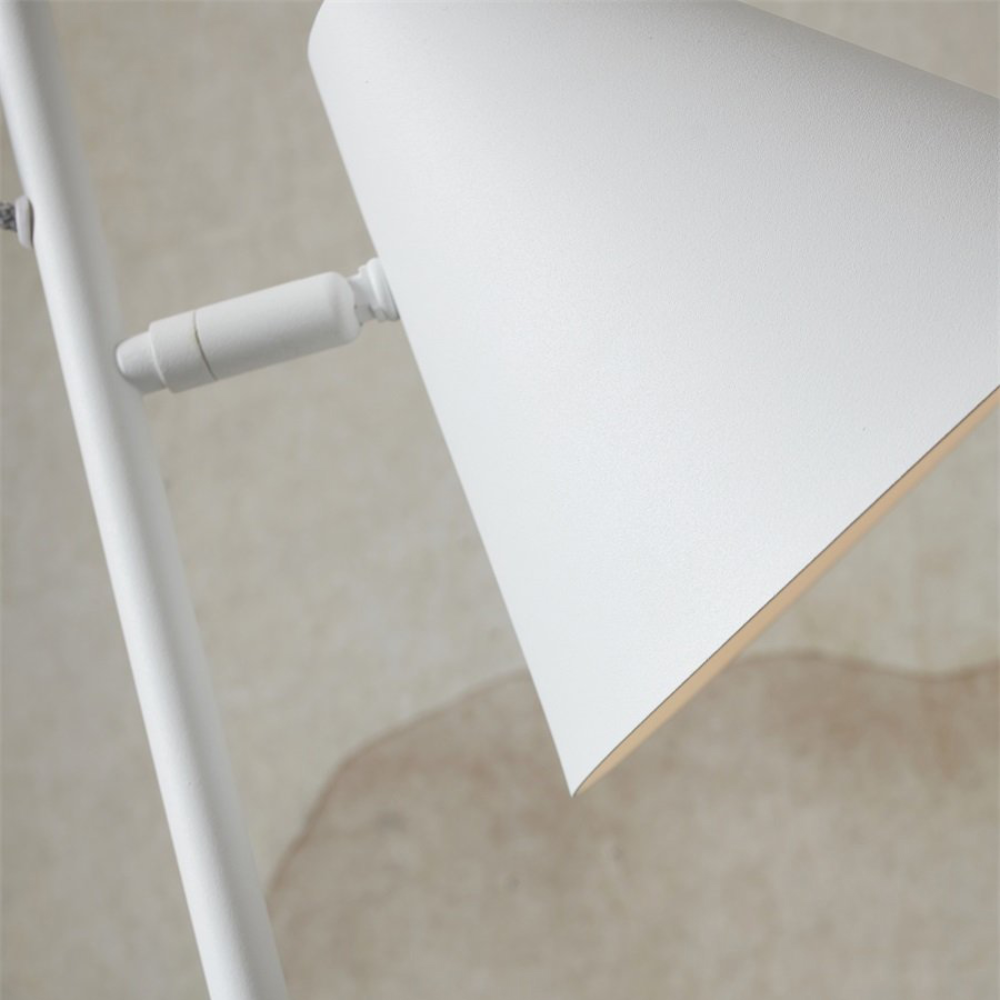 Candeeiro de Pé Articulado em Metal Lisbon Candeeiro de parede branco com cúpula cónica numa parede bege