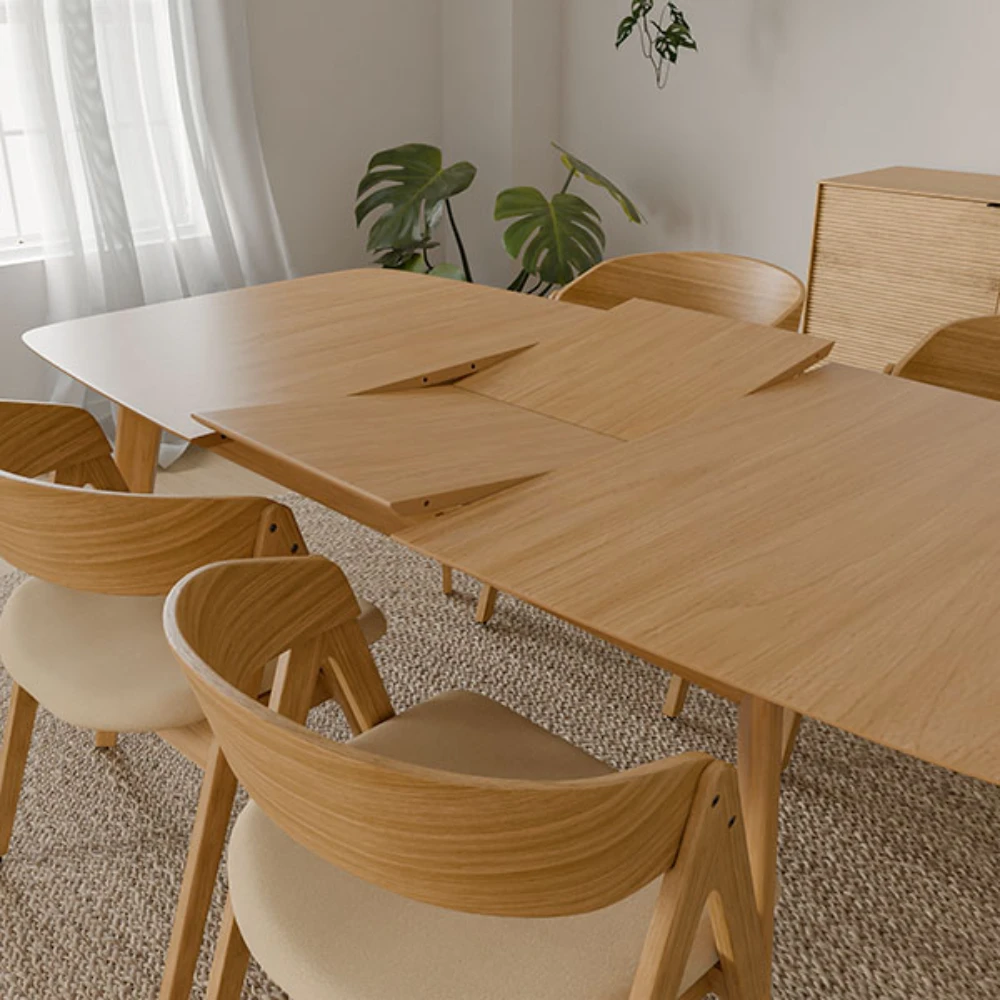 Mesa extensível em carvalho Kenna 140-180 x 90 cm Mesa de madeira clara extensível com quatro cadeiras em ambiente moderno e iluminado