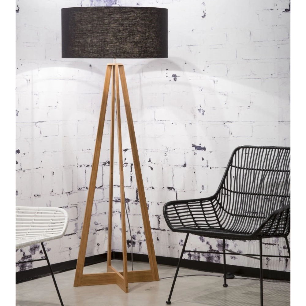 Candeeiro de Pé em Bambu e Linho Everest Abajur de pé com base de madeira e cúpula preta ao lado de cadeiras de metal preta e branca