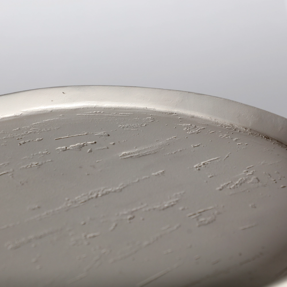 Móvel TV em madeira manga off-white Halsua 170x50 Mesa redonda cinza com textura irregular na superfície