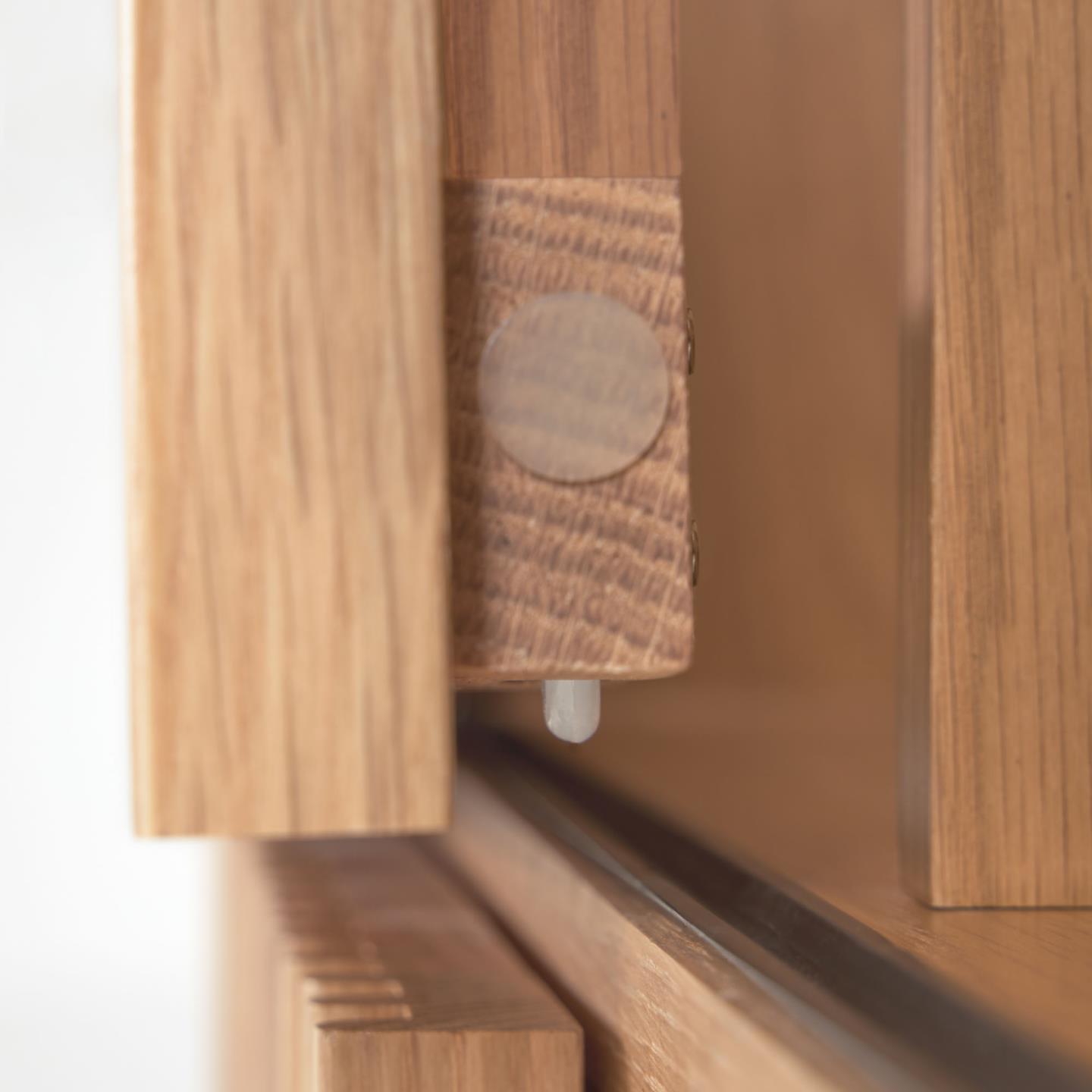 Estante Billa, madeira carvalho, 85x170 Detalhe de móvel de madeira clara com encaixes e suporte translúcido