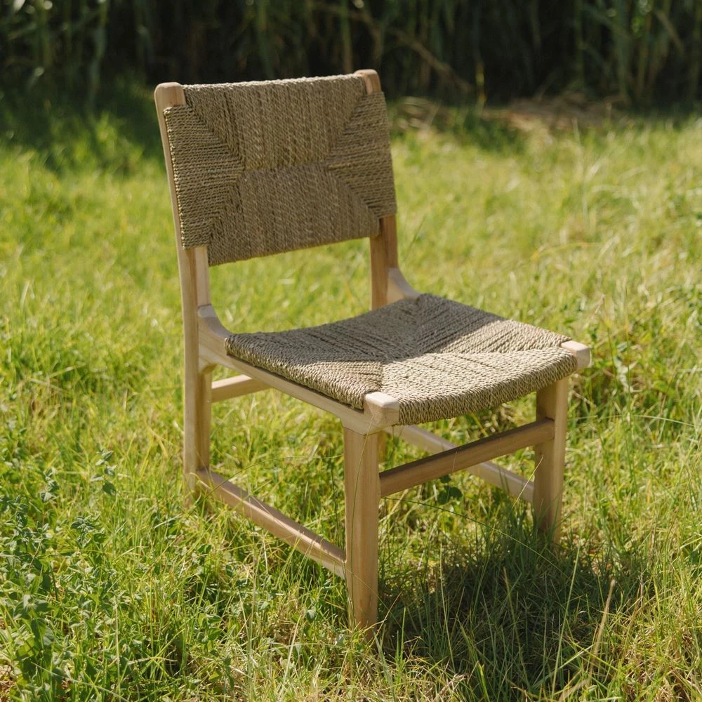 Cadeira em madeira teca e fibras naturais Juno Cadeira de madeira clara com assento e encosto de tecido trançado natural em relva verde