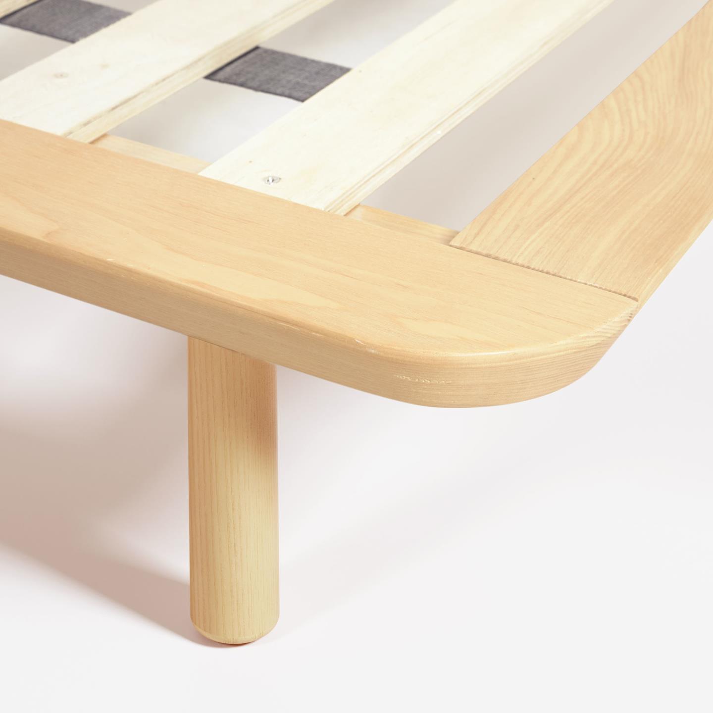 Cama de casal Alinne, madeira de freixo, 160x200 Estrado de cama em madeira clara com ripas brancas sobre fundo branco