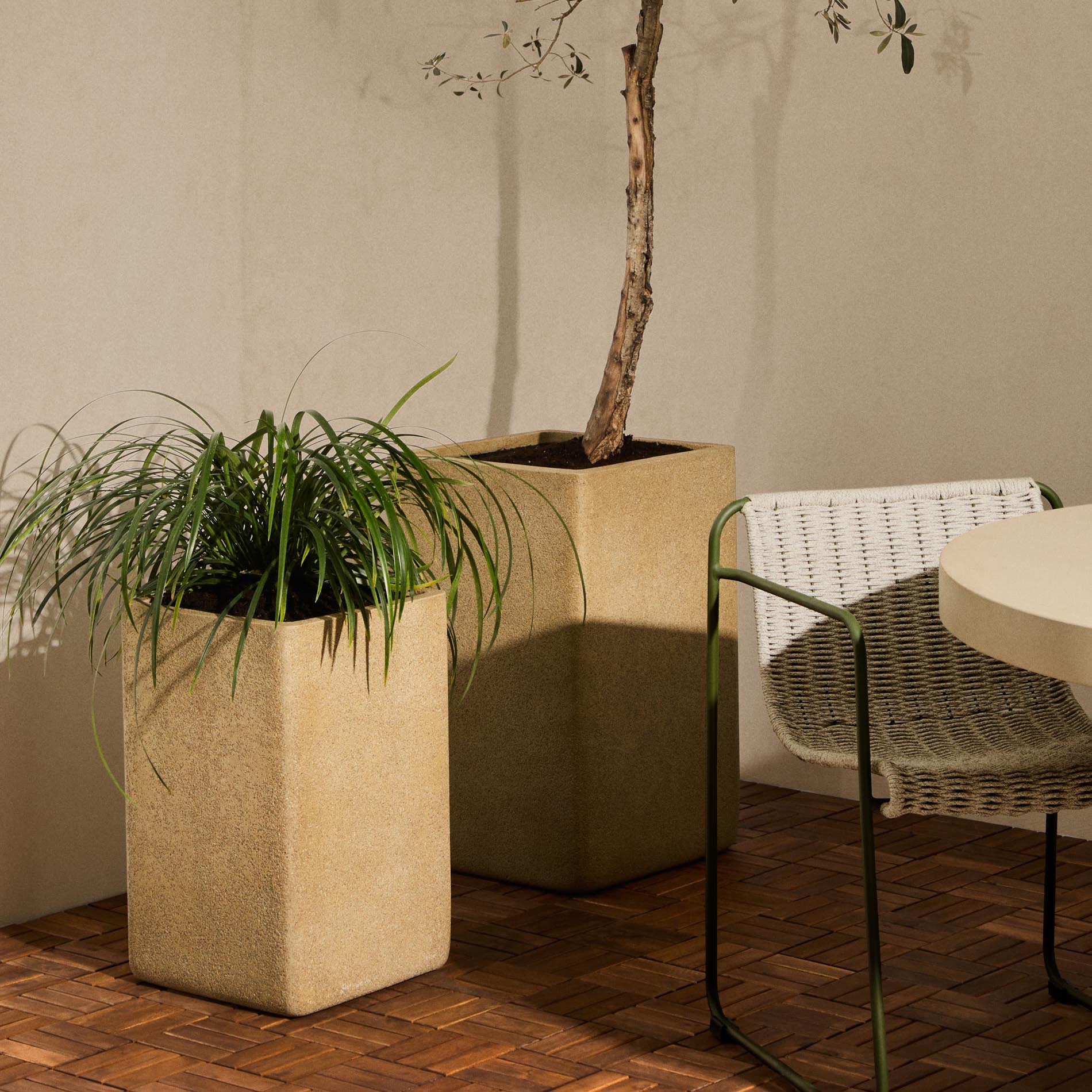 Vasos Minosa, polystone, 44x70, (Conj.2) Floreiras quadradas bege com plantas verdes, cadeira de metal com assento trançado branco e mesa redonda branca