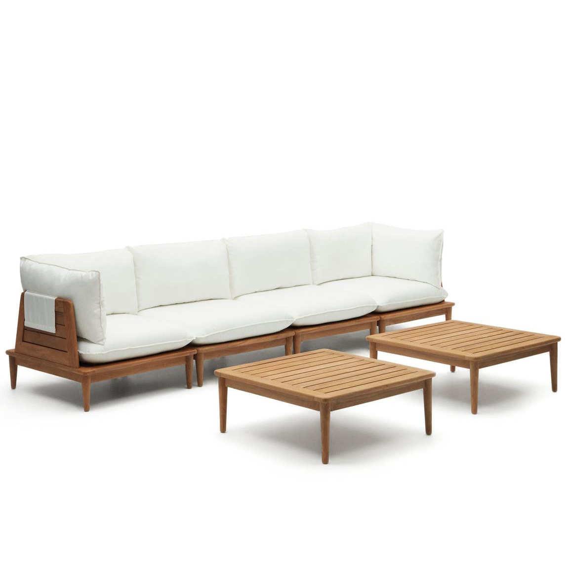 Conjunto Porto Rico, sofá 4 lugares, 2 mesas, madeira teca Conjunto de sofá com almofadas brancas e duas mesas de centro em madeira castanha