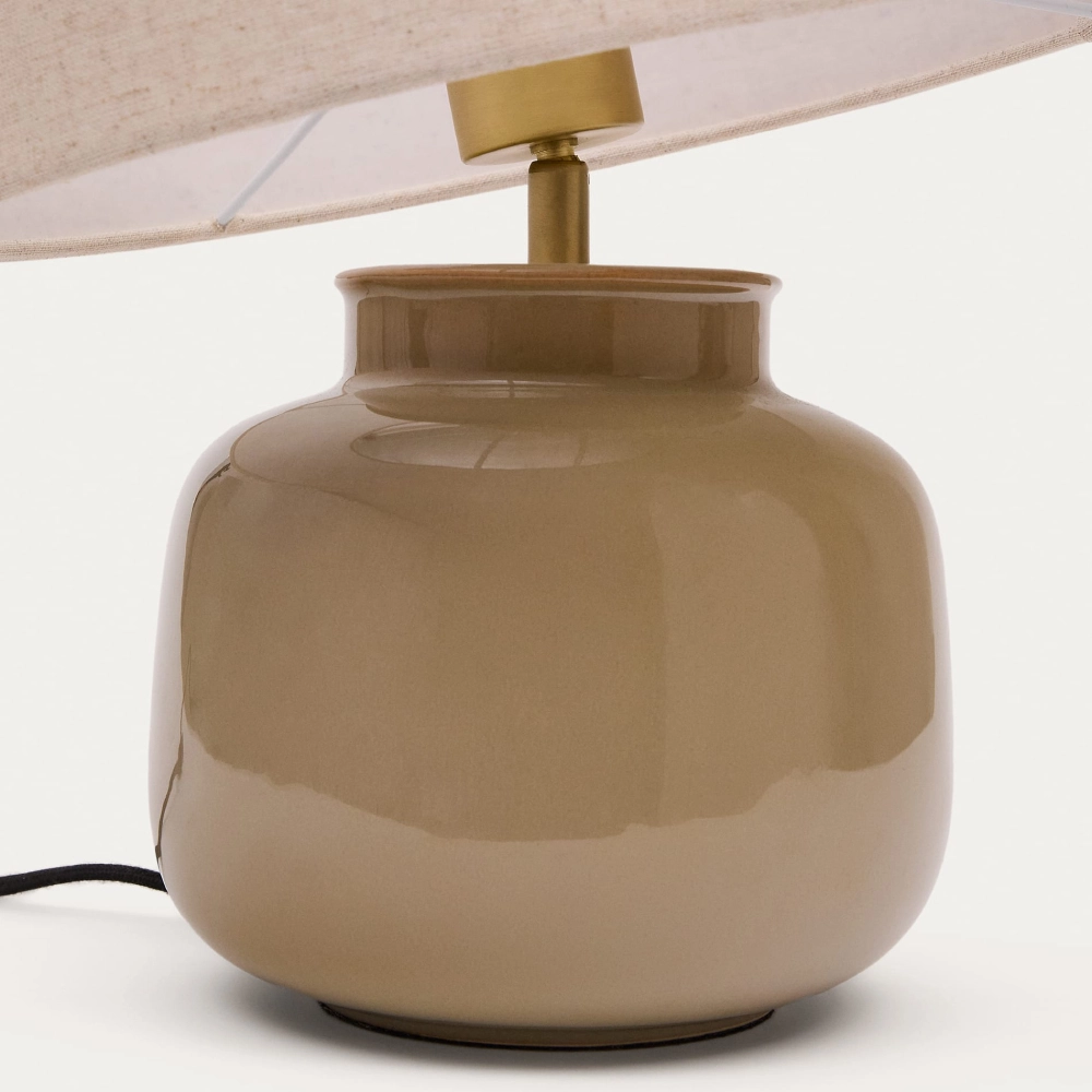 Candeeiro de Mesa em Cerâmica e Linho Bege Taia Candeeiro de mesa com base cerâmica bege e abaçã branco