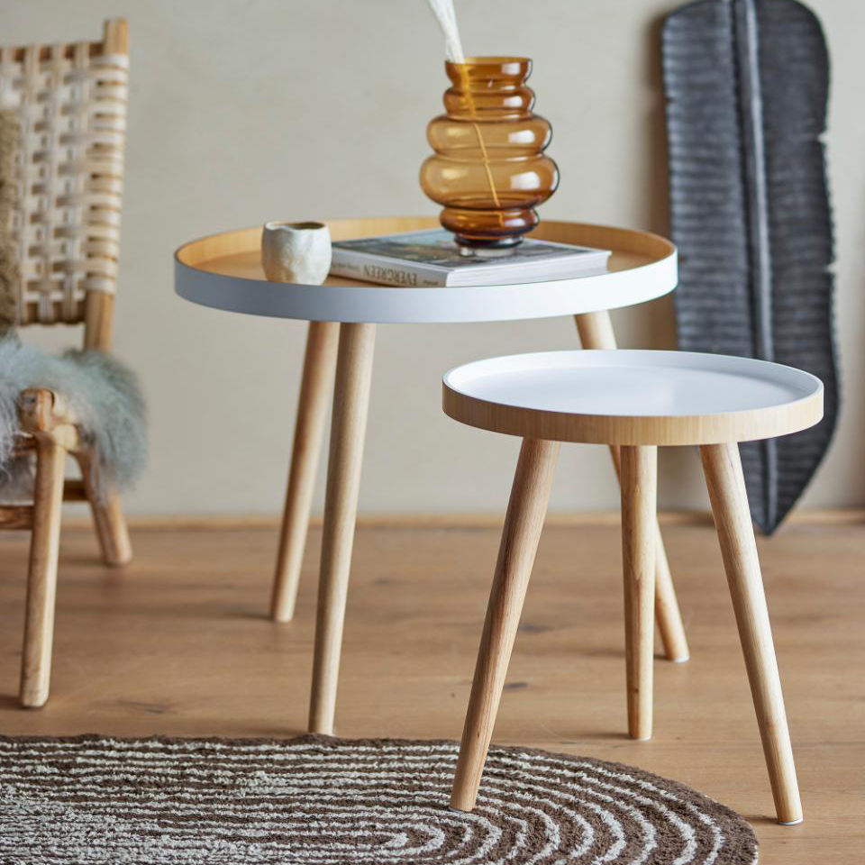 Mesas de apoio Cappuccino, madeira bambu, (Conj.2) duas mesas de madeira claras com tampo branco, sobre tapete espiral castanho