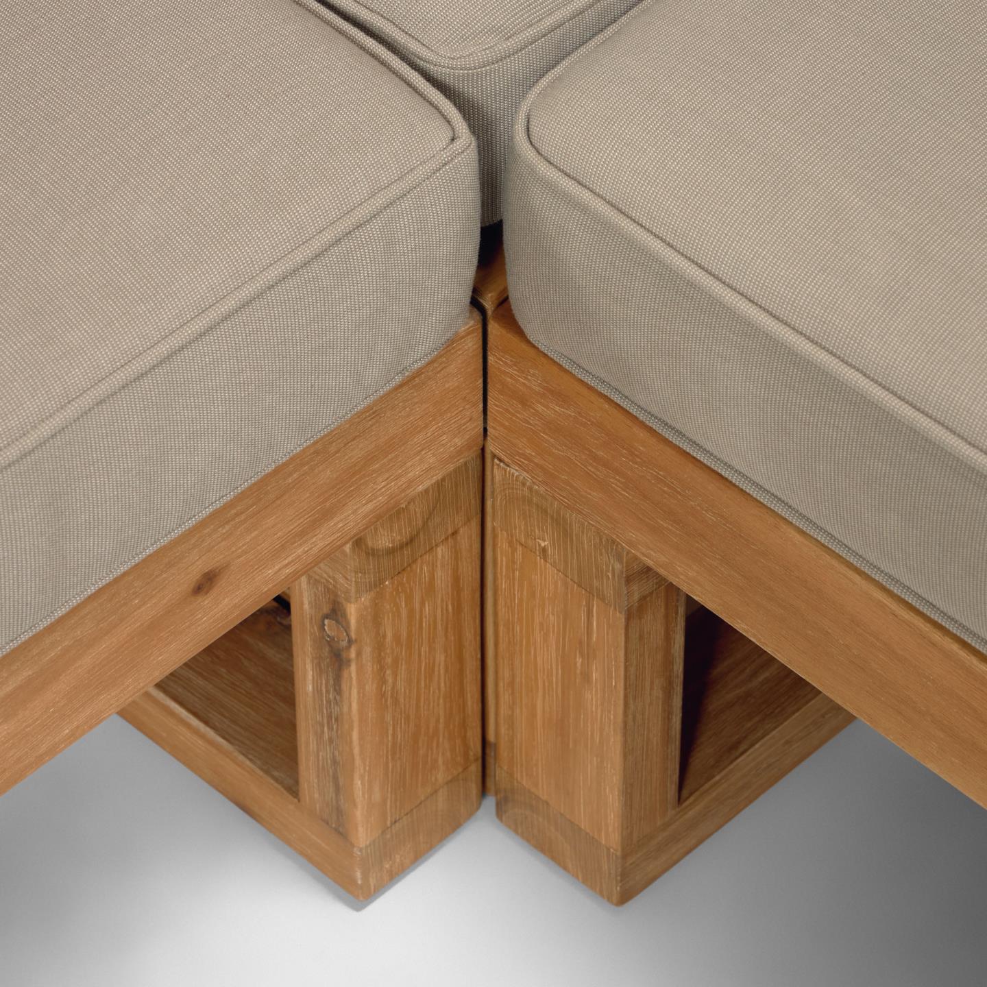 Conjunto Flavia, sofá 5 lugares, mesa, acácia Canto de sofá de madeira clara com almofadas bege em tecido