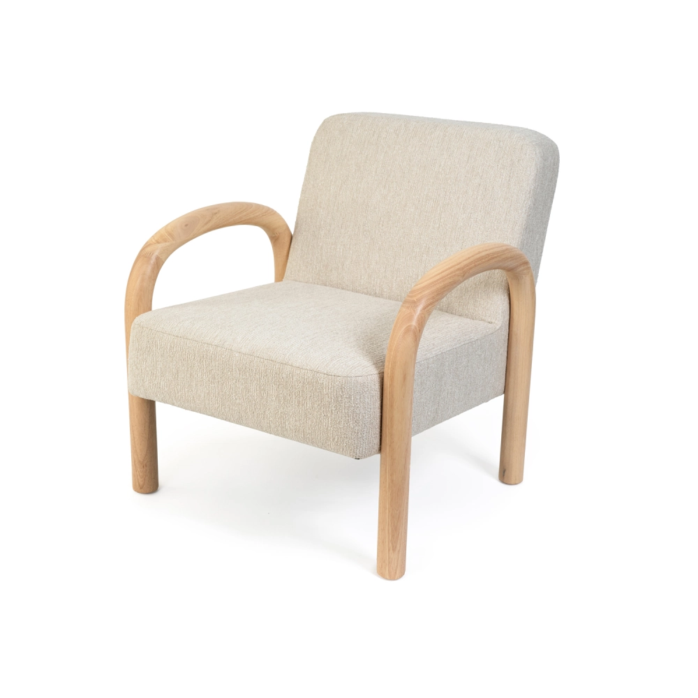 Cadeirão com braços madeira estofado Dorothy Cadeira estofada bege com braços e pernas de madeira clara