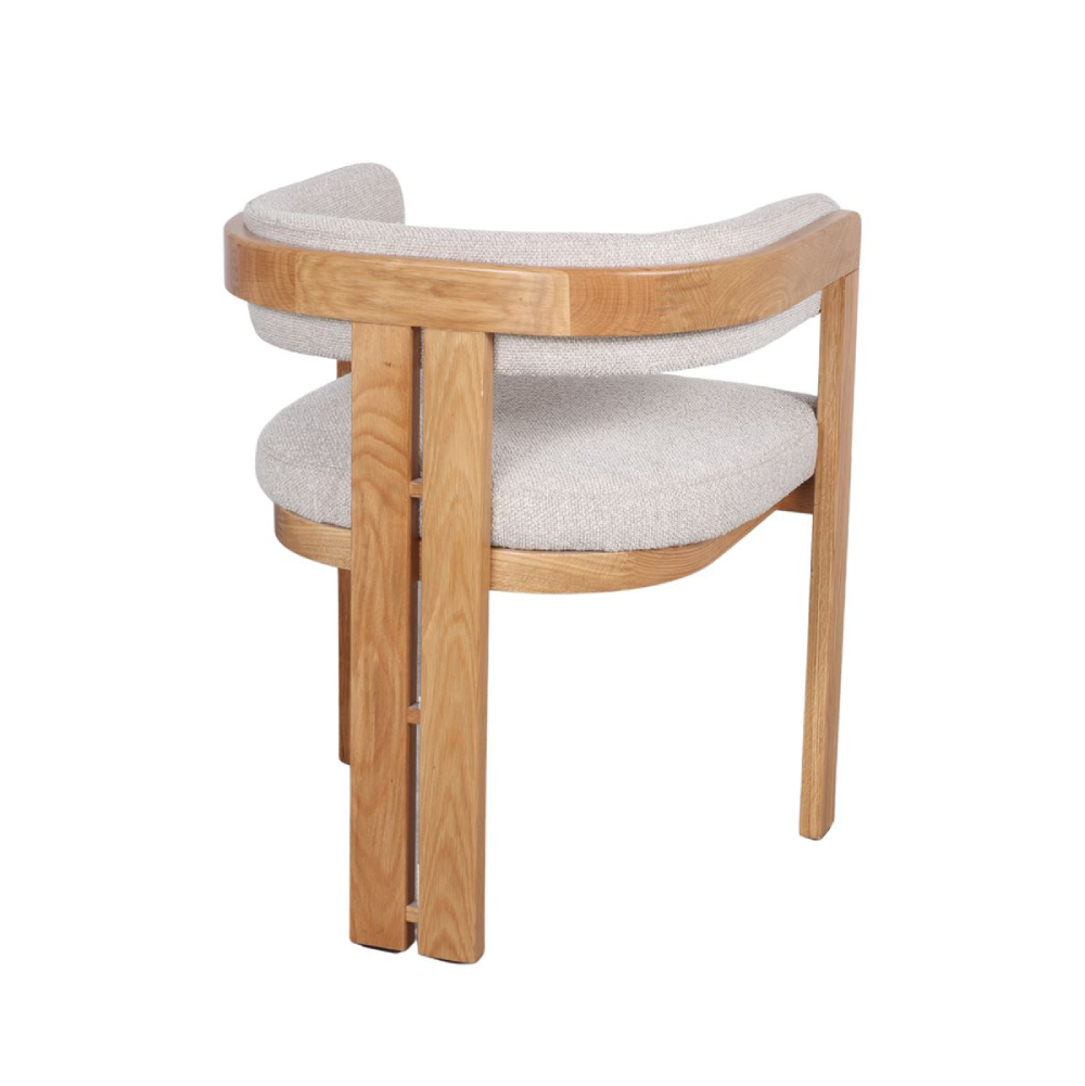 Cadeira com braços carvalho estofada bege Batista Cadeira de madeira clara com estofos cinza claro vista lateral
