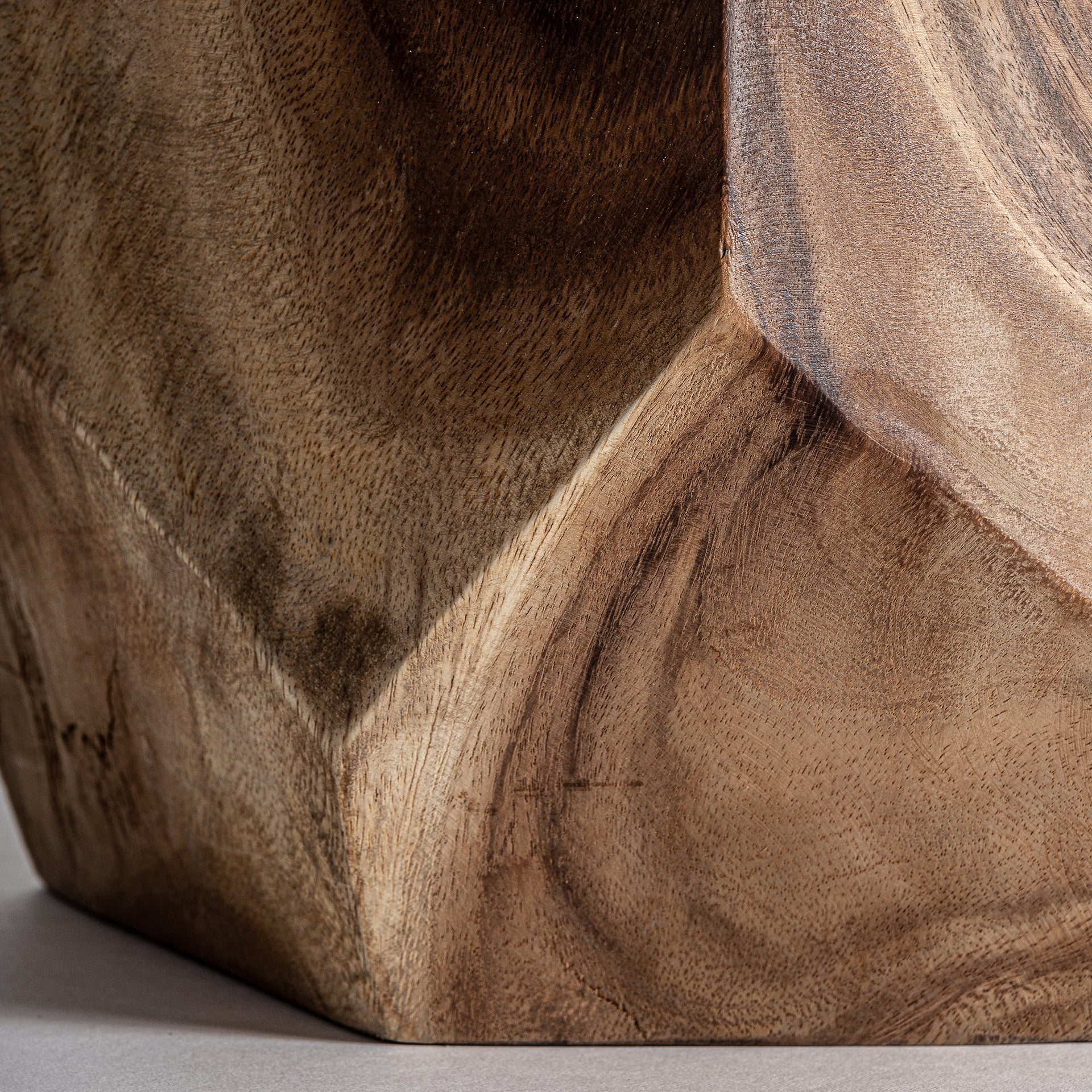 Mesa lateral Rimini, madeira suar, 28x40 Produto de madeira com textura natural e padrões castanhos