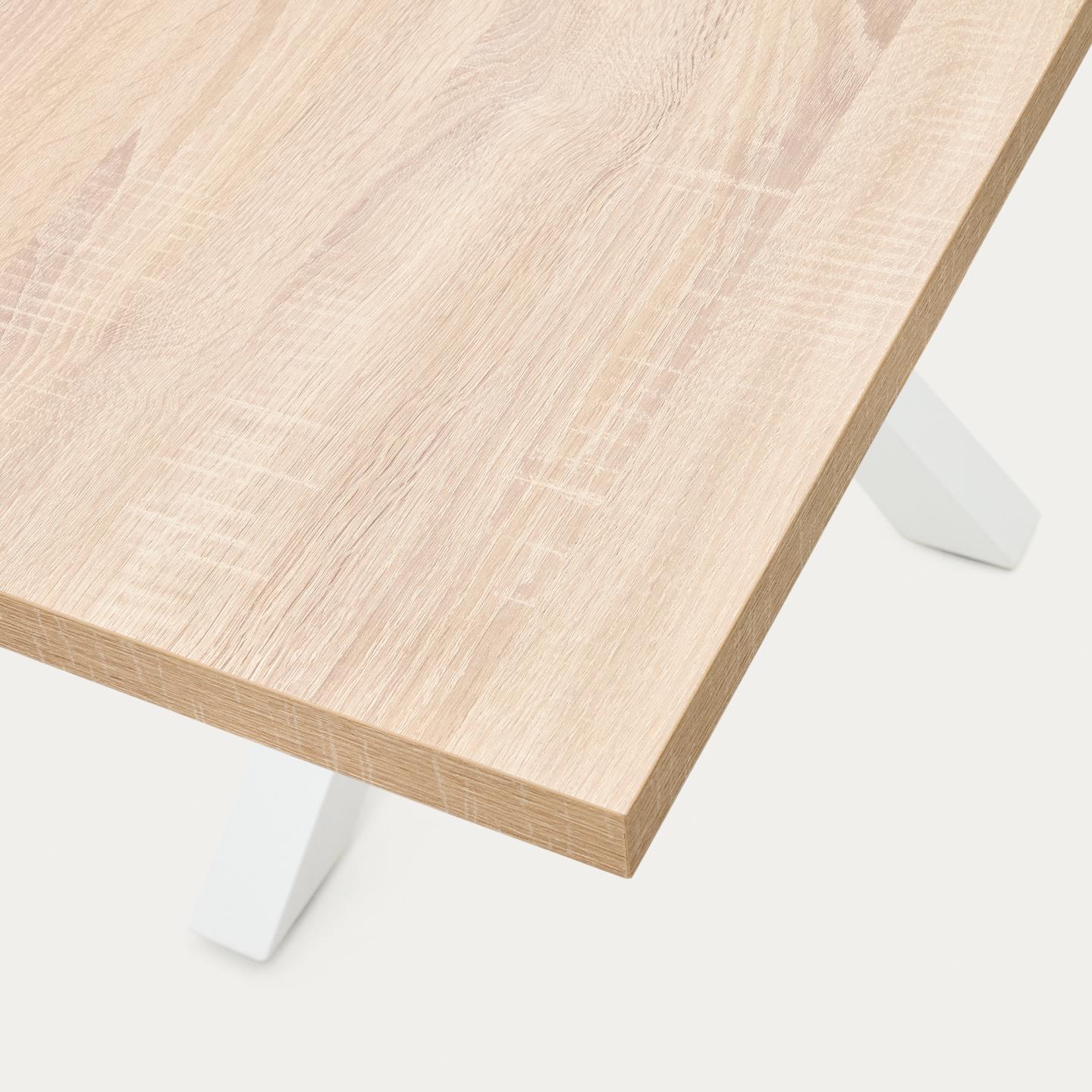 Mesa de jantar Arge, melamina/metal, branco Mesa com tampo em madeira clara e pernas brancas