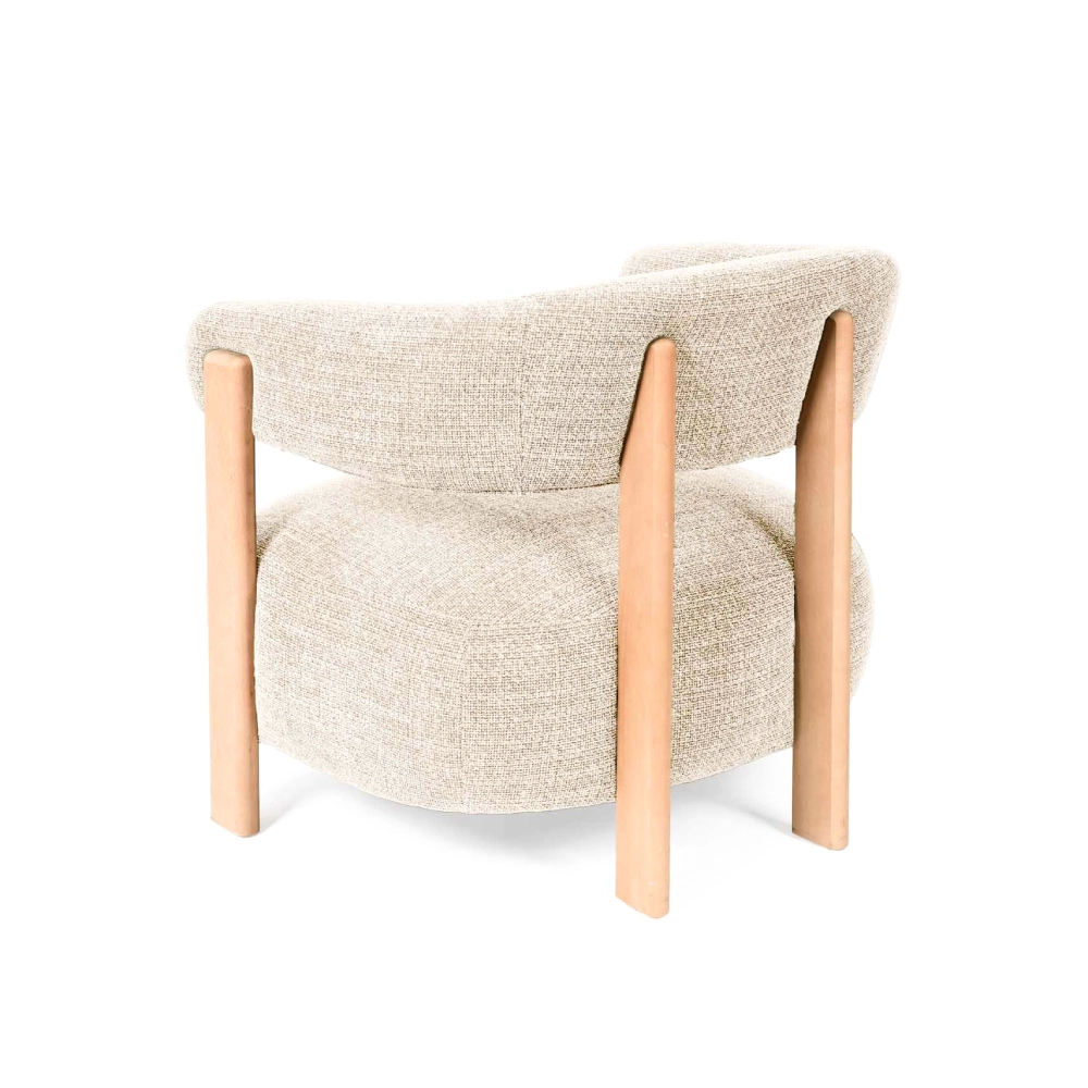 Cadeirão com braços madeira faia estofado Manila Cadeira estofada bege com pernas em madeira clara