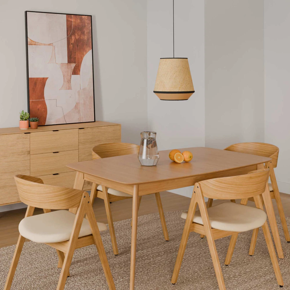 Cadeira estofada com braços em carvalho bege Rina Sala de jantar com mesa e cadeiras de madeira, candeeiro suspenso, aparador e quadro abstrato