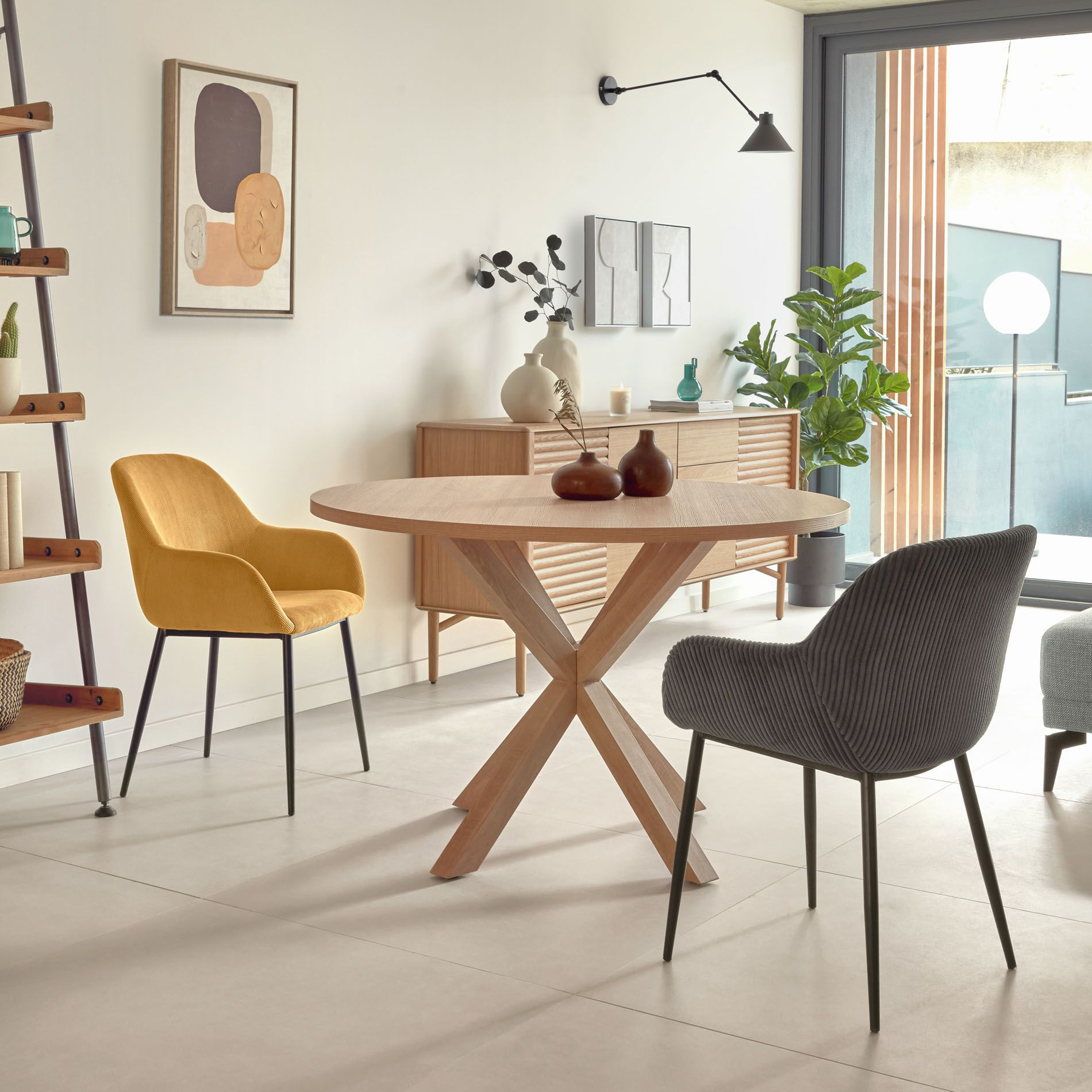 Mesa de jantar Arge, melamina/metal, Ø120x75 Mesa redonda de madeira com cadeiras amarelas e cinza, decoração minimalista em sala de jantar