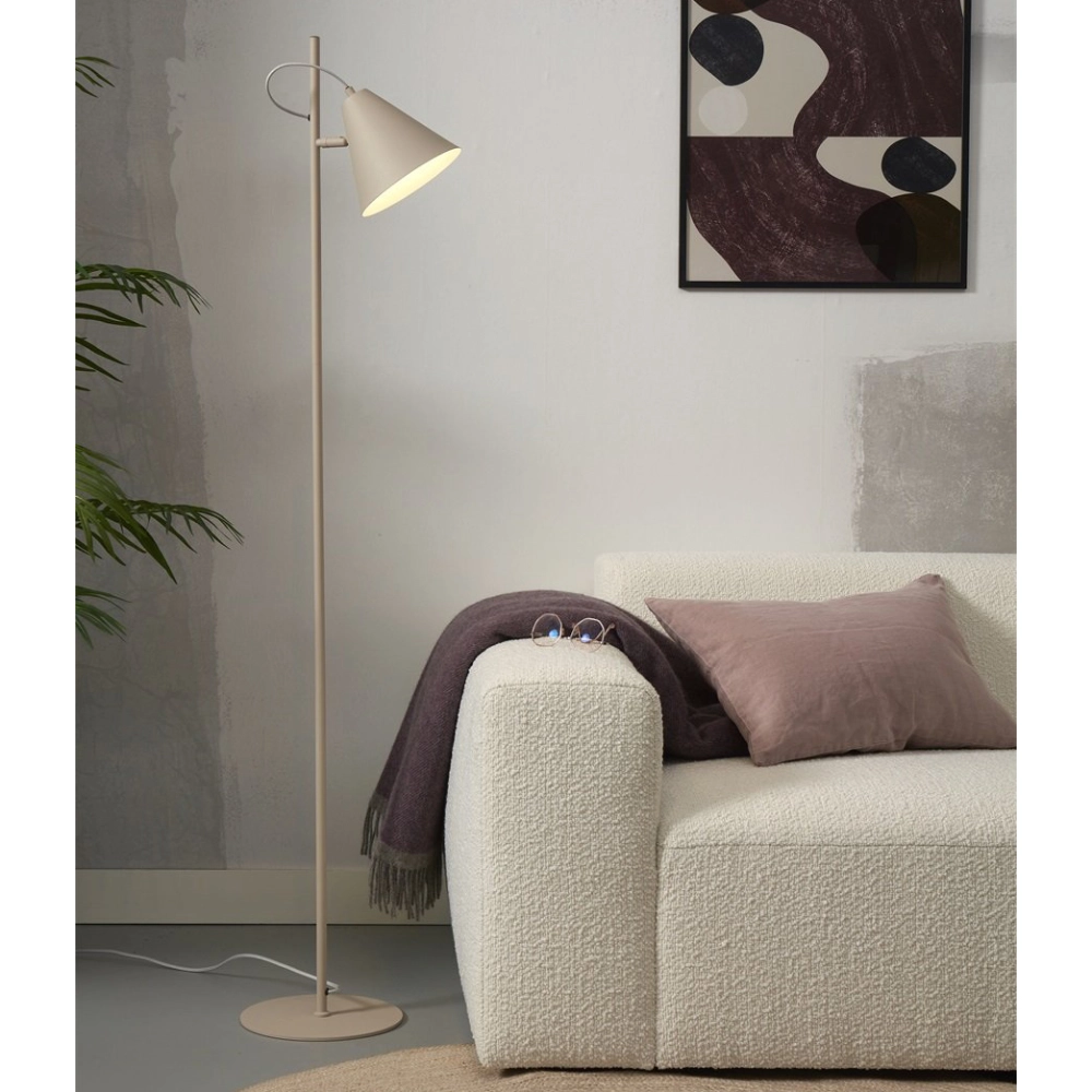 Candeeiro de Pé Articulado em Metal Lisbon Candeeiro de pé branco ao lado de sofá creme com almofada rosa e manta cinza