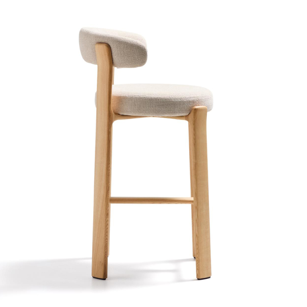 Cadeira alta madeira de freixo estofada bege Grani Banco alto de madeira clara com assento e encosto estofados em tecido bege claro