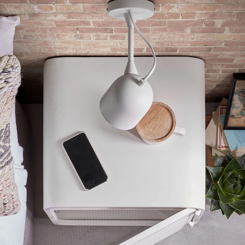 Aplique de Parede Regulável em Metal Lucy Mini frigorífico branco com porta aberta, lampada branca, telemóvel preto e caneca com bebida em cima