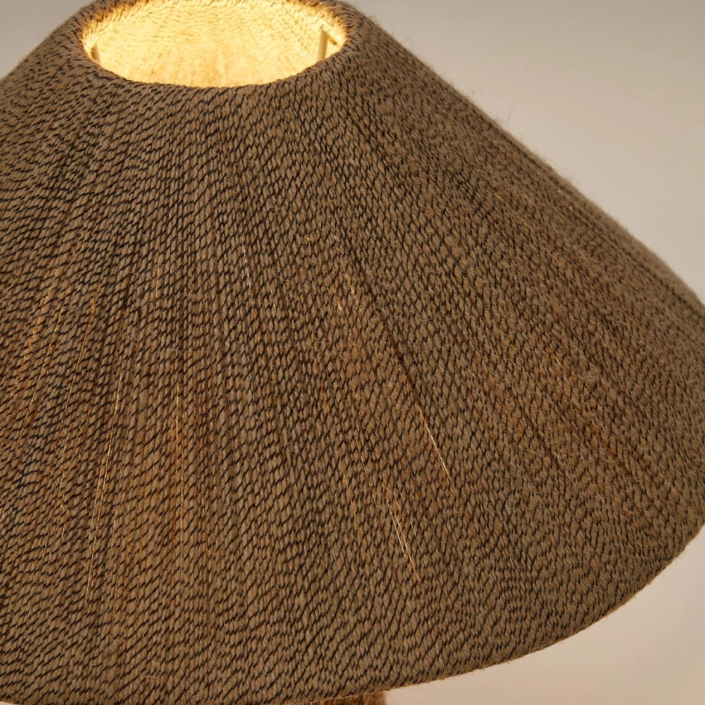 Candeeiro de Mesa em Juta Natural Renne Cúpula de abajur castanha texturizada iluminada
