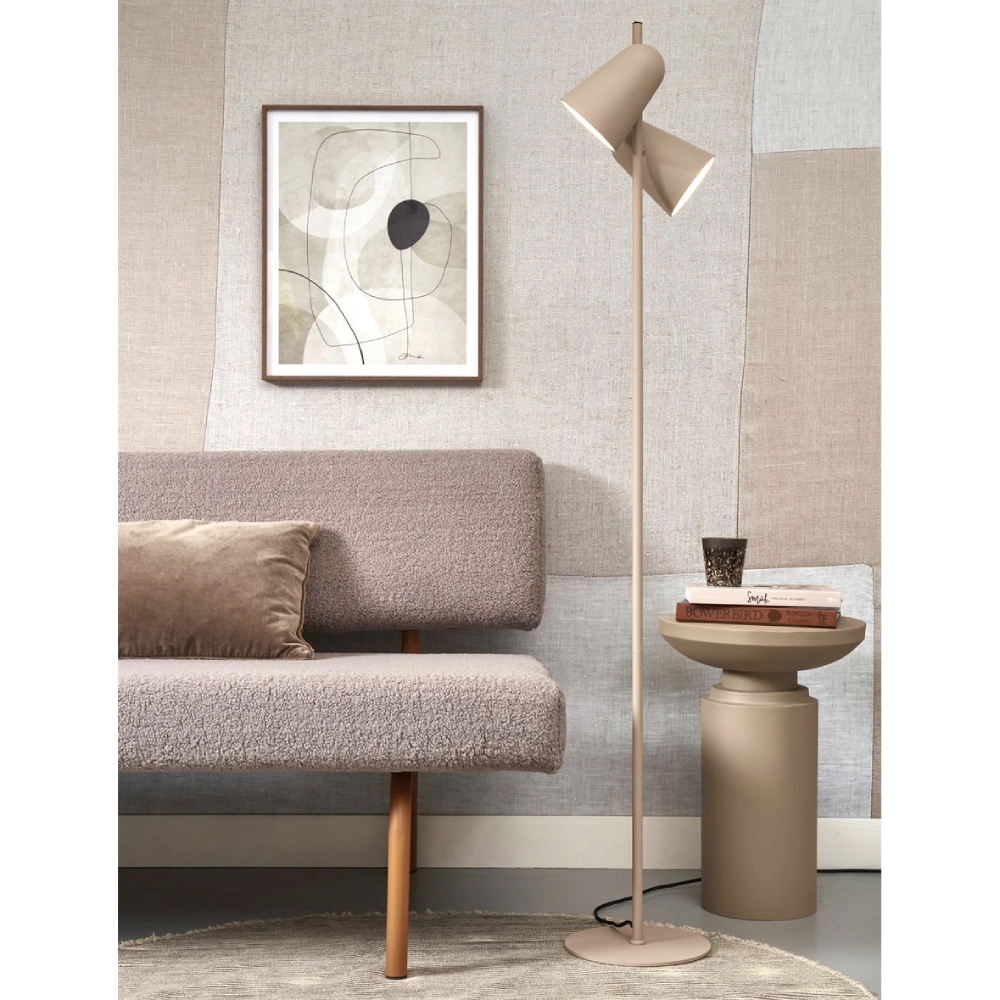 Candeeiro de Pé com Dois Focos Giratórios Salamanca Canto da sala com sofá cinzento, candeeiro de pé bege e mesa de apoio redonda com livros.